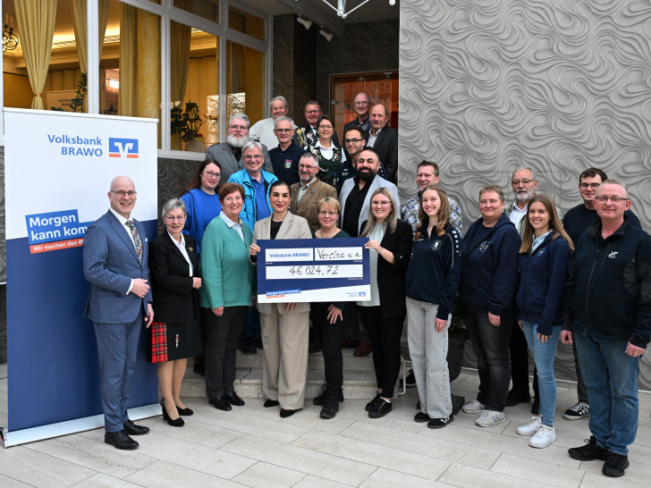 Stefan Honrath, Leiter der Direktion Peine der Volksbank BRAWO (links), überreicht die Spenden an die Vertreterinnen und Vertreter der geförderten Vereine sowie gemeinnützigen Organisationen aus dem Peiner Land.