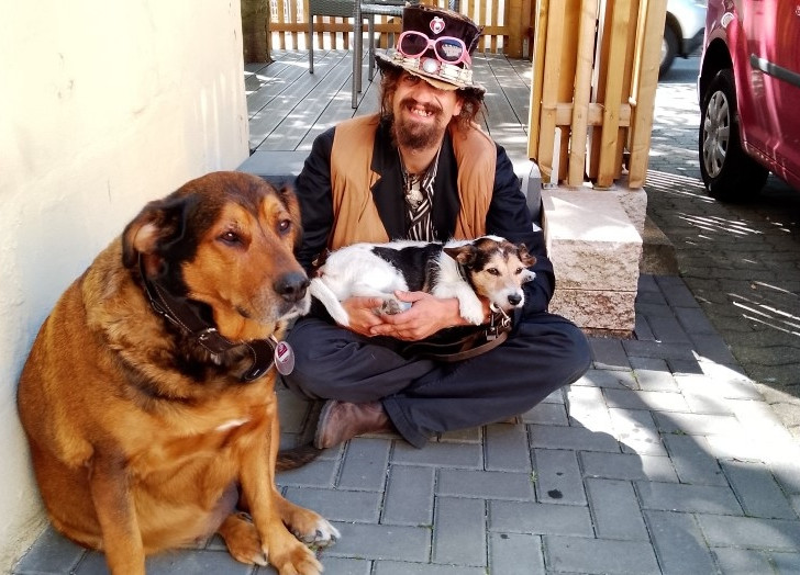 Robert (40 Jahre) Klient des Tagestreffs „Zille“ der Diakonischen Gesellschaft Wohnen und Beraten mit seinen Hunden.