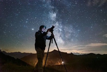 Voltmers preisgekrönte Aufnahmen von Himmelsphänomenen werden weltweit in Galerien, Büchern, Zeitschriften, Filmen sowie im Fernsehen präsentiert.