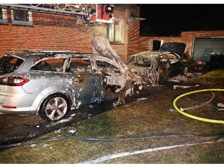 völlig zerstörte Autos (Archiv)