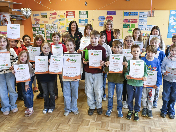 Die Klasse 3b der Grundschule Hasenwinkel freut sich über die von Claudia Kayser (hi. re.), Direktionsleiterin Wolfsburg der Volksbank BRAWO, überreichten Urkunden und Pokal. Foto: Isabell Massel/ Volksbank BRAWO