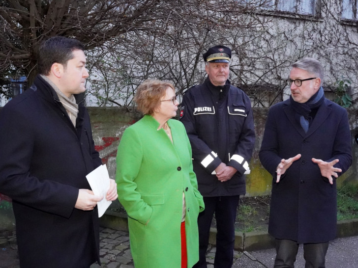 Niedersachsens Ministerin für Inneres, Sport und Digitalisierung, Daniela Behrens, Oberbürgermeister Dr. Thorsten Kornblum (links) Thomas Bodendiek (Inspektionsleiter der Polizeiinspektion Braunschweig) und Stadtbaurat Gerold Leppa beim abendlichen "Sicherheitsrundgang" durch die Innenstadt.