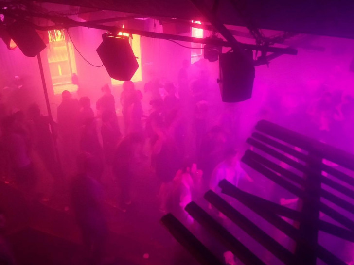 Tanzende in einem Techno-Club (Archiv)