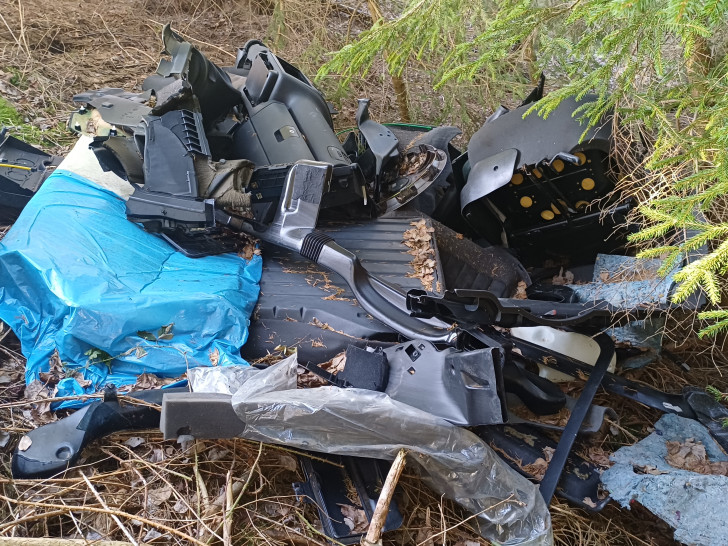 Die Fahrzeugteile wurden einfach im Wald entsorgt.