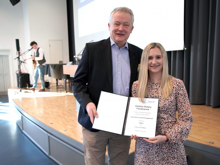 Rotary‑Präsident Dr. Thomas Böckmann überreicht den Förderpreis für besonderes soziales Engagement an die Ostfalia‑Studentin Lisa Steffens.
