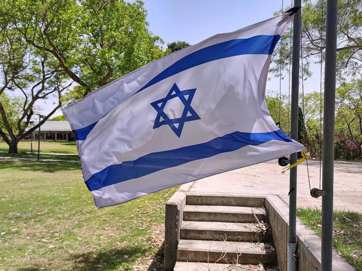 Israelische Fahne in einem Kibbuz (Archiv)