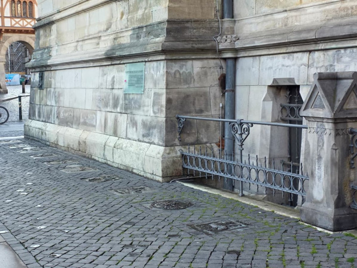 Direkt vor dem Rathaus wurden für die Partnerstädte Platten verlegt. Über eine wird nun diskutiert. 