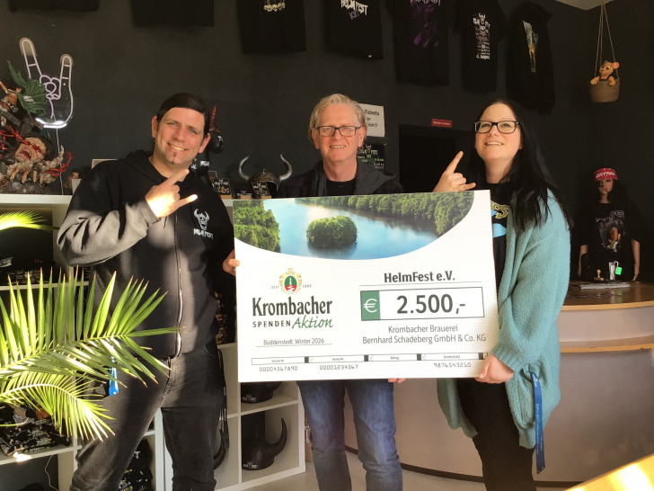 Bei der symbolischen Spendenscheckübergabe: Sebastian Pach (li.), Jens Pape (Gebietsverkaufsleiter Krombacher Brauerei) und Rebecca Pach.