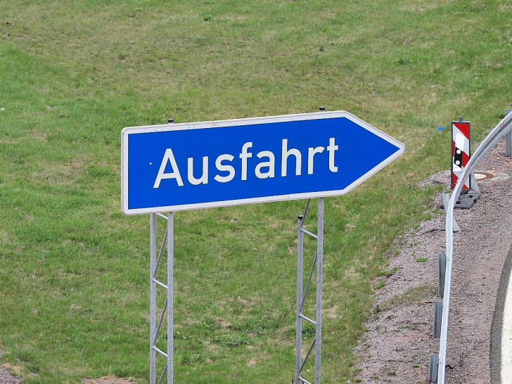 Ausfahrts-Schild an einer Autobahn (Archiv)