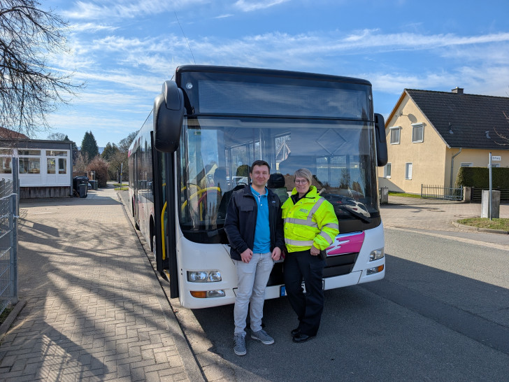 Claudia Fricke (Polizei Wolfenbüttel) und Lukas Drake (Busbetrieb Schmidt)