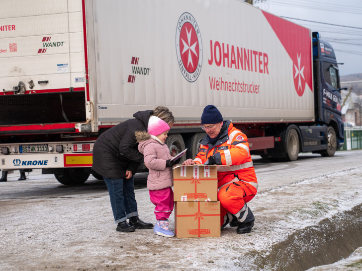 Michael Meyer aus Celle übergibt ein Paket im Schnee. 