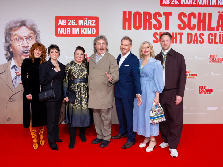 Horst Schlämmer (Mitte) mit weiteren Schauspielern bei der Vorab-Premiere in Hamburg.