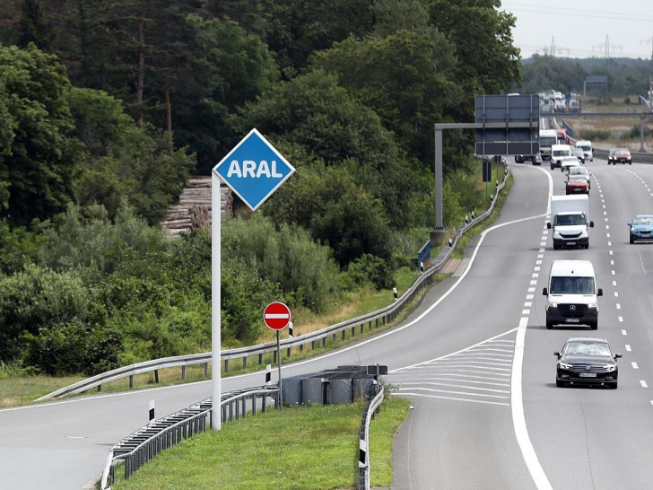 Aral-Tankstelle an einer Autobahn (Archiv)