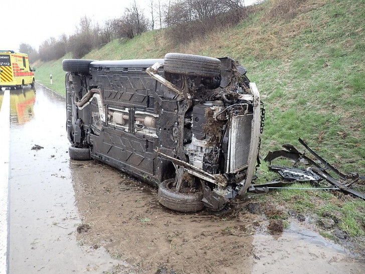 Schwer beschädigter Mercedes nach dem Überschlag (Archiv)