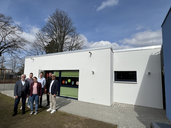 Mit dem neuen Erweiterungsbau können 25 weitere Kinder im Fröbel-Kindergarten Heinrich der Löwe nach Herzenslust spielen, toben und lernen. Vorne v. l.: Bezirksbürgermeister Detlef Kühn, Kita-Leiterin Julia Zimmermann und Fröbel-Geschäftsleiter Norbert Herschel.