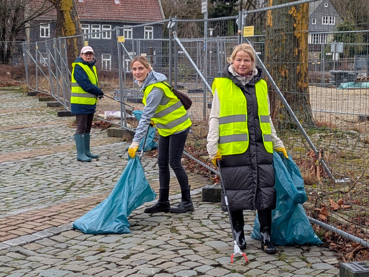 Saubere Stadt im Fokus: Am Wochenende sammelten engagierte Helferinnen und Helfer im gesamten Stadtgebiet Müll. Das Büro der Oberbürgermeisterin Urte Schwerdtner (re.) sammelte unter anderem an der Kaiserpfalz.