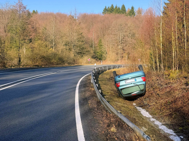 Das Auto blieb auf dem Dach liegen.