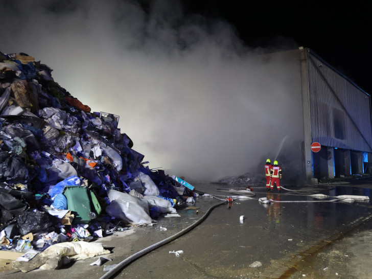 In der Nacht kam es zu einem Brand in einer Halle der Deponie am Diebesstieg.