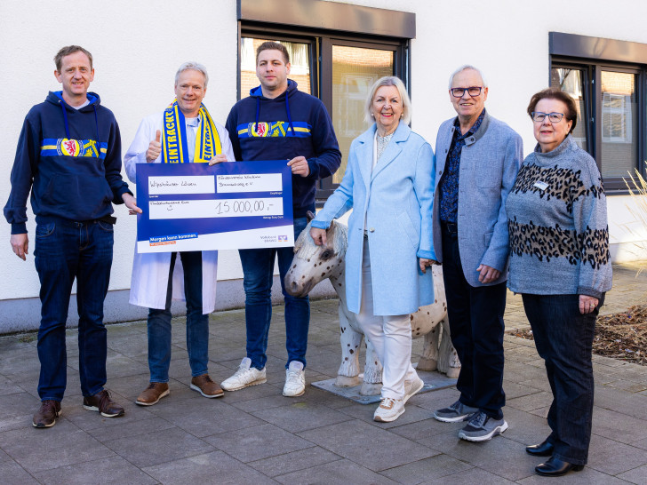 Große Freude bei der Spendenübergabe. V. l. n. r.: Lennart Lühn, Dr. Andreas Beilken, Steffen Ansorge, Helmut Reise, Christine Wolnik und Ulrike Bohle.