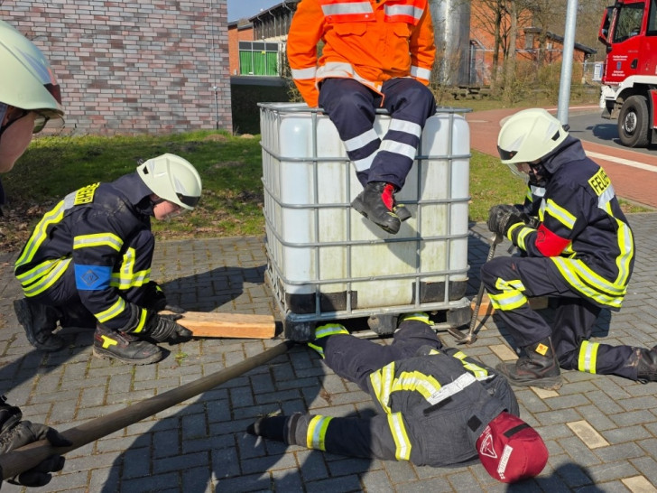 In insgesamt 73 Unterrichtseinheiten erlernten die Brandschützer Erste Hilfe ebenso wie das Verhalten bei Gefahren, Geräte- und Fahrzeugkunde und den Löscheinsatz bei der Feuerwehr.