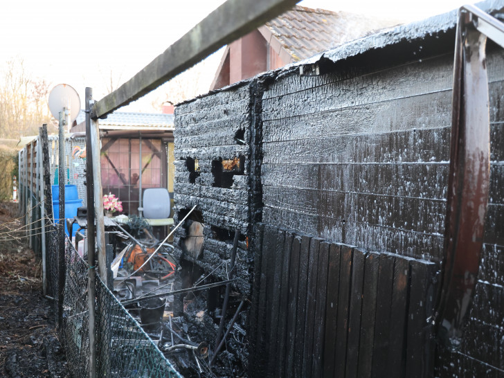Die Laube war aus noch ungeklärter Ursache in Brand geraten.