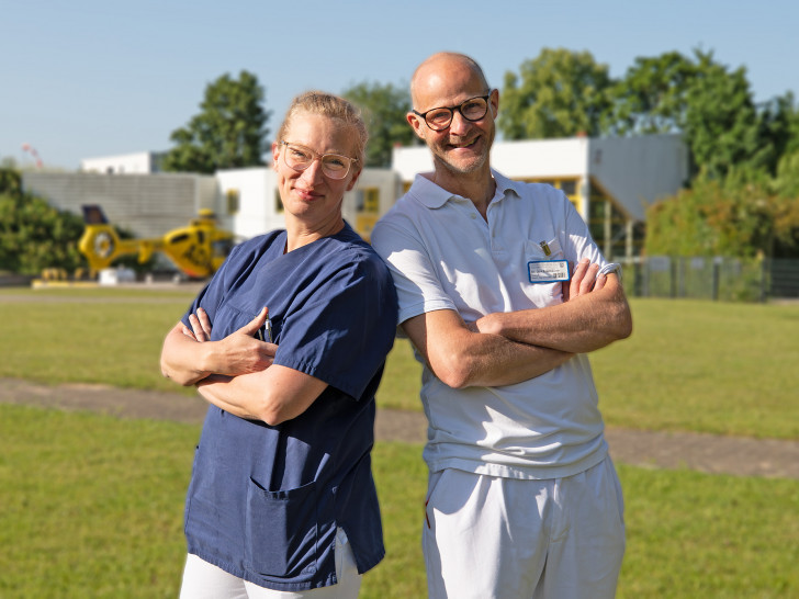 Dr. Dirk Edelhäuser und Dr. Magda Herrmann sind als Oberärzte in der Klinik für Allgemein-, Viszeral- und Minimal-Invasive Chirurgie des Städtischen Klinikums tätig.
