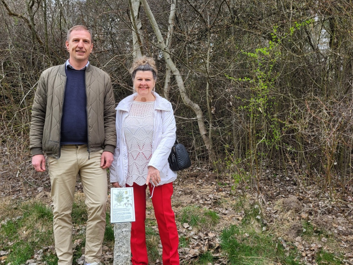 Fabian Funk (zuständiger Gärtnermeister des SRB für Gebhardshagen und Salzgitter-Bad) und Ortsbürgermeisterin Annegrit Grabb nach der Aufstellung des Schildes