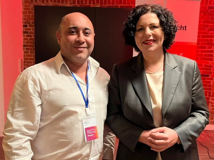 Ousema Abdelli (li., hier mit der BSW-Vorsitzenden Amira Mohames Ali) will für das BSW zur OB-Wahl in Wolfsburg antreten.