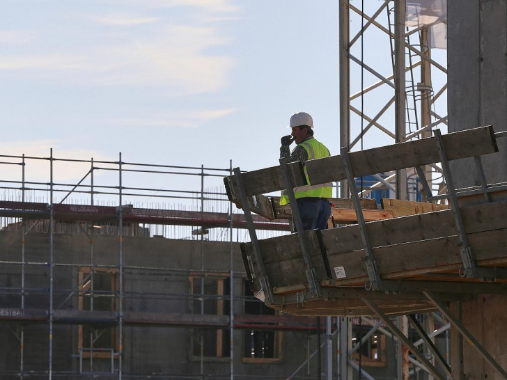 Bauarbeiter auf einer Baustelle (Archiv)