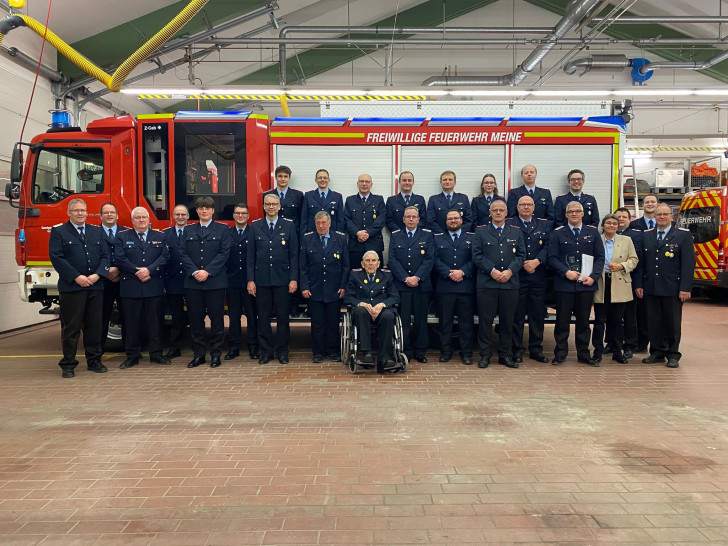 Gruppenbild der geehrten und beförderten Mitglieder.
