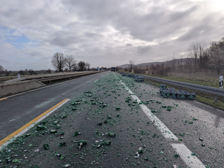 Die Fahrbahn glich einem Trümmerfeld.