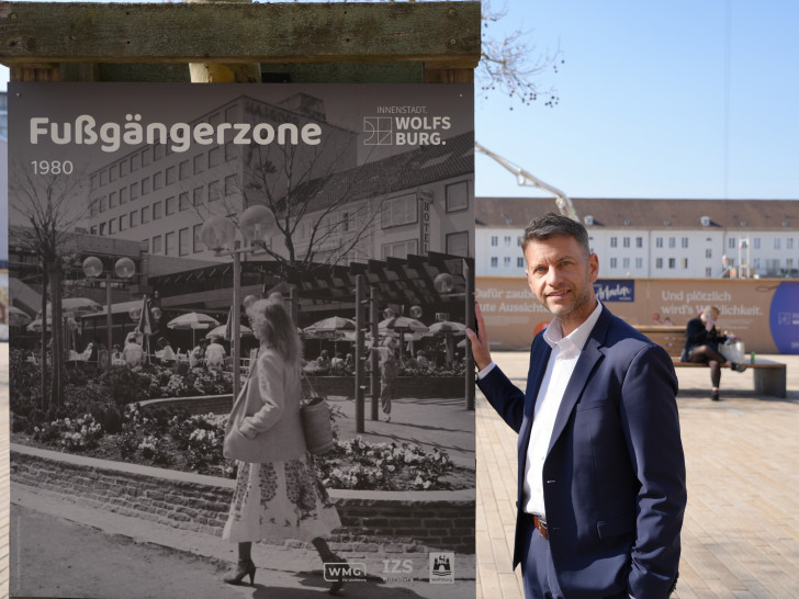 Zeitreise in die Vergangenheit: Historische Innenstadtfotos können in der Fußgängerzone und im DOW betrachtet werden – Oberbürgermeister Dennis Weilmann teilt Kindheitserinnerungen.