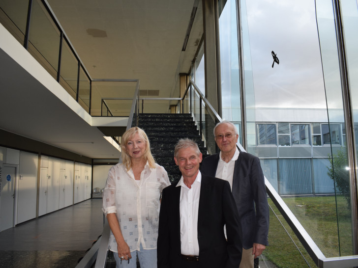 Simone Kessner und Rainer Dworog – in der Mitte Kuratoriumsvorsitzender Oberbürgermeister Frank Klingebiel.