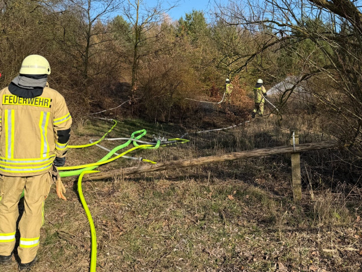 Abseits der Straße brannte eine Freifläche.