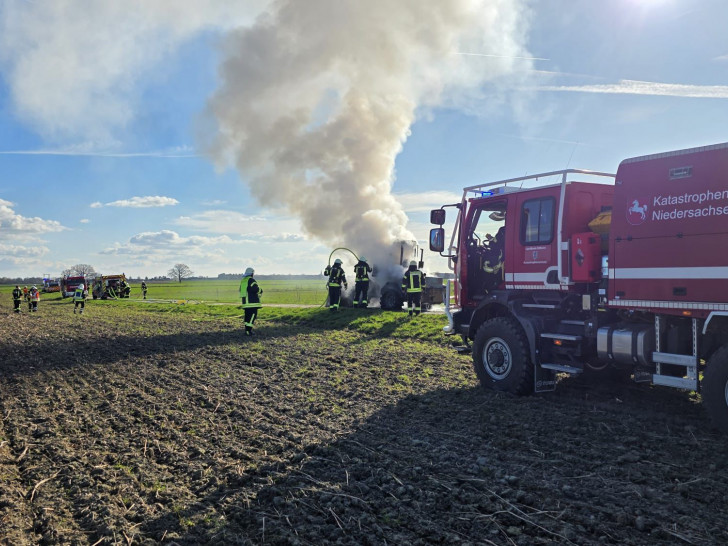 In der Feldmark zwischen Wedesbüttel, Essenrode und Grassel ging ein Radlader in Flammen auf.
