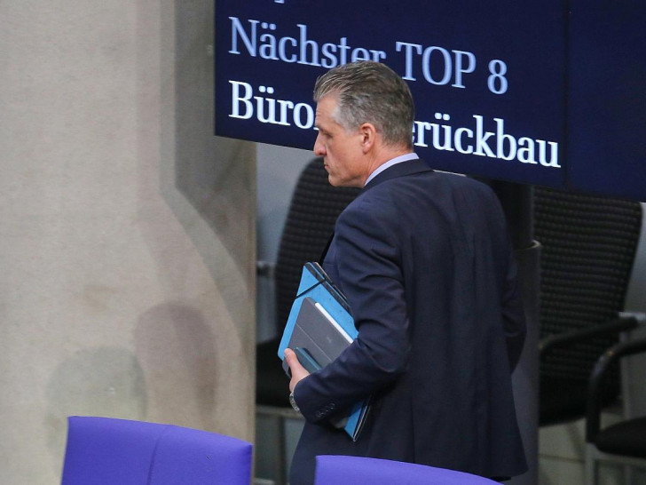 Thorsten Frei vor Anzeigetafel mit Stichwort "Bürokratieabbau" (Archiv)