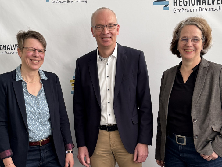 Cornelia Golumbeck (v.l.) vom Team Regionalentwicklung, Marc Lohmann und Anna Weyde, Erste Verbandsrätin