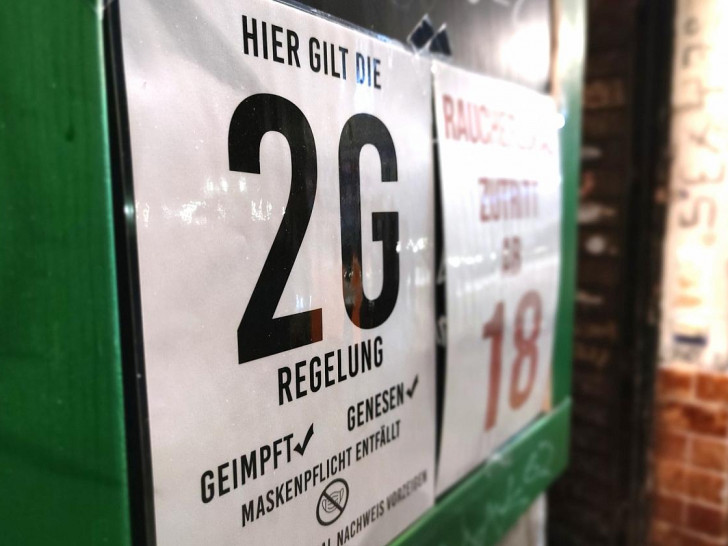 2G-Hinweisschild an einer Bar (Archiv)