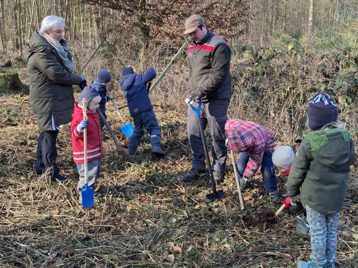 Die Kinder pflanzten fleißig mit.