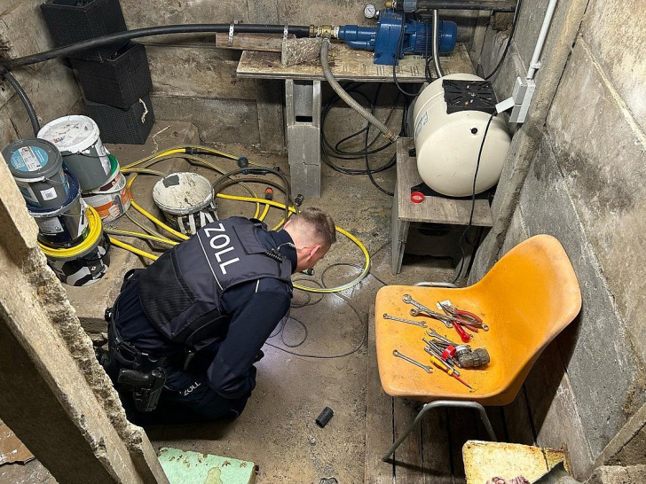 Zöllner bei der Durchsuchung eines Kellers einer Gartenhütte (Archiv)