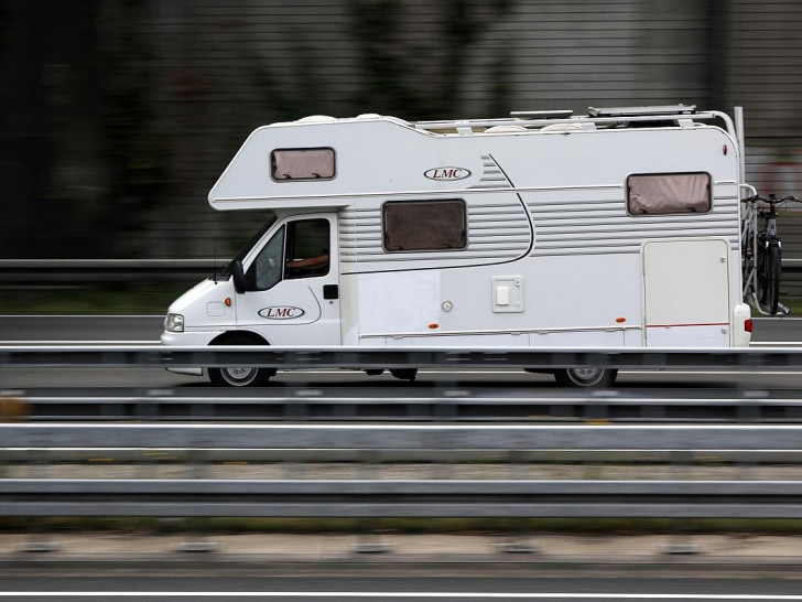 Wohnmobil auf einer Autobahn (Archiv)