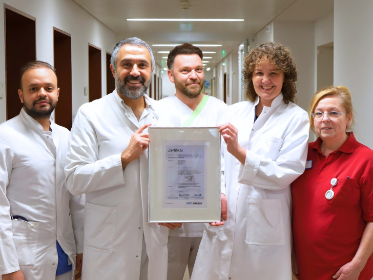 Freude über die erfolgreiche Rezertifizierung: Dr. Hakan Cangür, Chefarzt der Neurologie (2. v. li.), mit Kolleginnen und Kollegen des Stroke Unit-Teams im Klinikum Wolfsburg.