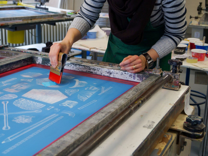 Beim Siebdruck-Workshop gestalten Kinder und Jugendliche individuelle Frühlingsmotive auf Baumwolltaschen oder Papier.