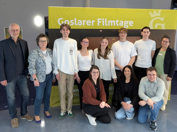 Bürgermeisterin Renate Lucksch (2. v. li.), Stadtjugendpflegerin Franziska Fuchs (v. li, kniend) und das Organisationsteam rund um die 22. Goslarer Filmtage freuen sich nach der Eröffnungsveranstaltung auf die kommenden zwei Wochen mit 28 Filmen.