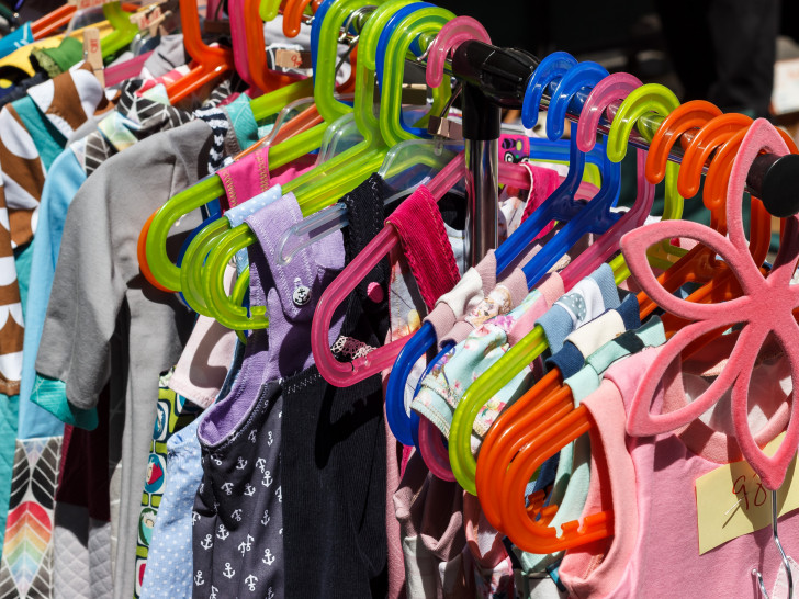 Kinderkleidung gehört zum Angebot des Familienladens