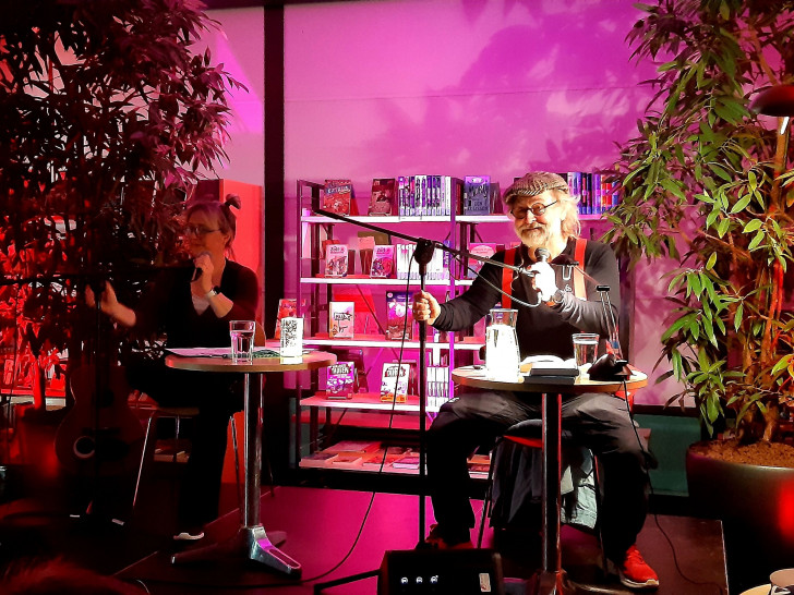 Krimi-Lesung mit Klaus-Peter Wolf und Bettina Göschl.