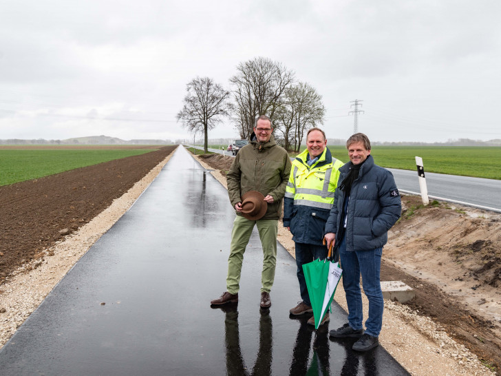 Der neue Radweg ist jetzt offiziell freigegeben, nachdem Michael Peuke (v.li.), Torsten Fleige-Lütgering und Stefan Klein noch mal das Werk in Augenschein genommen hatten.