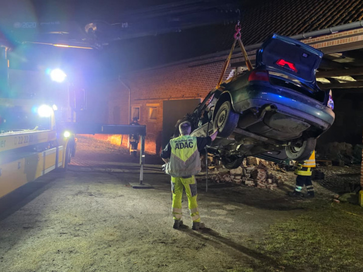 Das Auto wird geborgen.