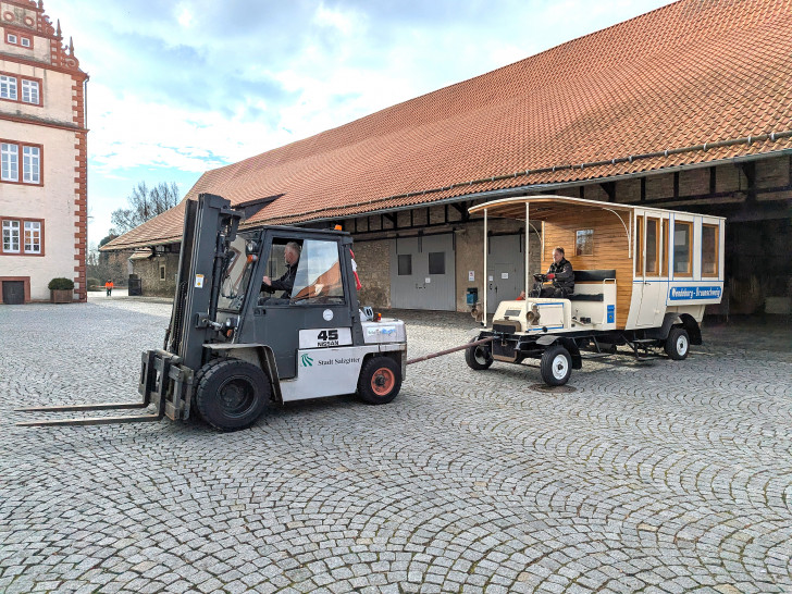 Mit Ralf Kolshorn am Steuer in Bewegung – der Büssing-Omnibus vor Schloss Salder.