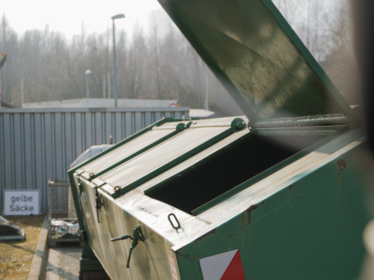 Gemäß Kreislaufwirtschaftsgesetz sind die KreisWirtschaftsBetriebe (KWB) verpflichtet Alttextilien getrennt zu sammeln und der weiteren Verwertung zuzuführen. Auf den Entsorgungsanlagen der KWB in Bad Harzburg („Im Heiligenholze“), Bornhausen und Clausthal-Zellerfeld können Altkleider abgegeben werden. Zu diesem Zweck stehen dort Container bereit. 